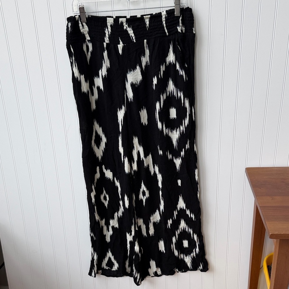 (200)Maurices Black and White Patterned pants